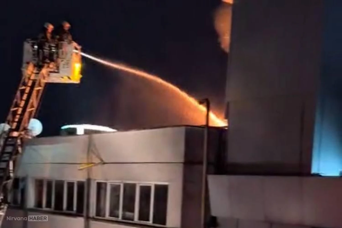 Zeytinburnu’nda korkutan yangın: İş merkezinin çatısı bir anda tutuştu