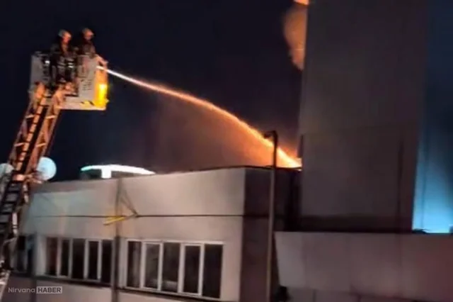 Zeytinburnu’nda korkutan yangın: İş merkezinin çatısı bir anda tutuştu