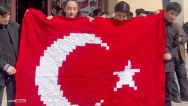 İlmek ilmek motiften Türk bayrağı oluşturuldu!