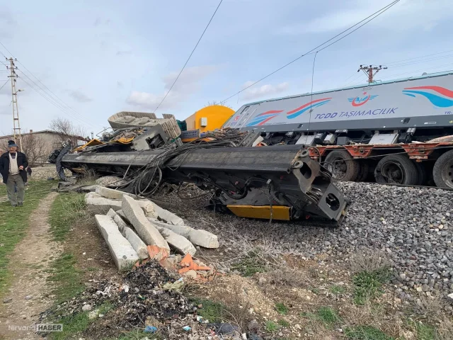 Nevşehir Kozaklı’da yük treni tıra çarptı