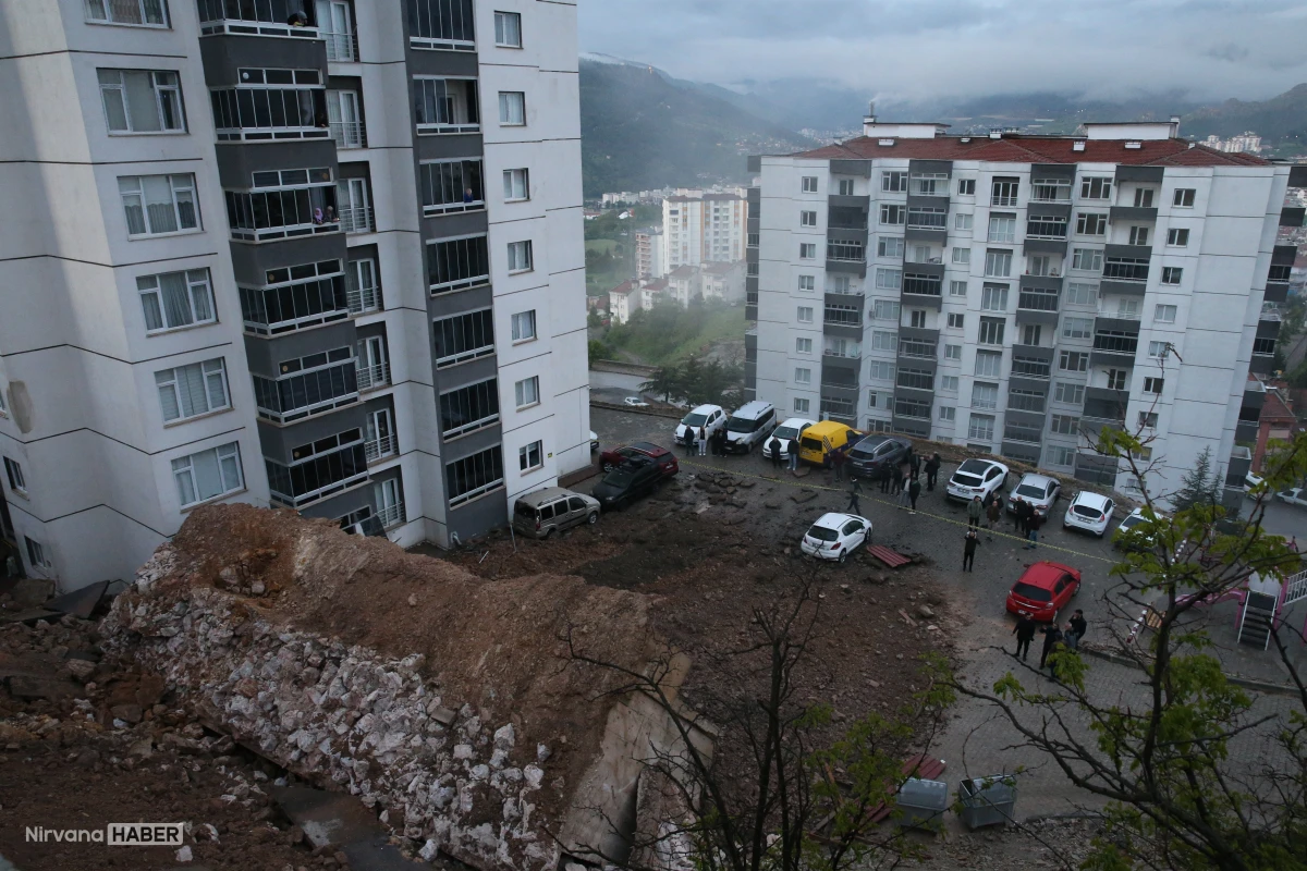 Tokat'ta sağanak yağış sonrası bir sitede istinat duvarı çöktü