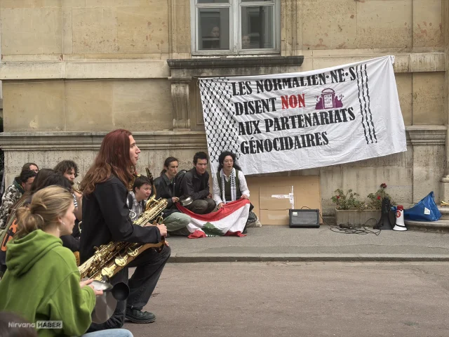 Paris'te öğrencilerden İsrail'e karşı müzikli protesto
