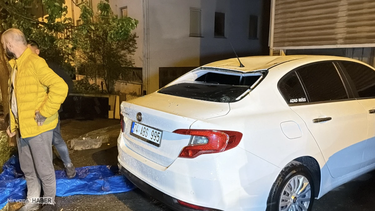 Bartın’da şiddetli fırtına binanın çatısını uçurdu: 6 araçta ağır hasar oluştu