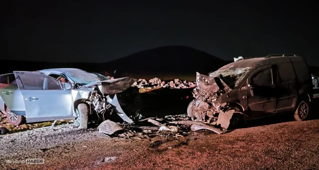 Diyarbakır’da otomobil ile hafif ticari araç çarpıştı: 5 kişi hayatını kaybetti