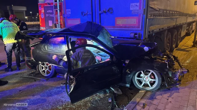 Bursa’nın Osmangazi ilçesinde meydana gelen trafik kazasında, bir otomobil önce başka bir araca çarptı ardından savrularak park halindeki tırın dorsesinin altına girdi.
