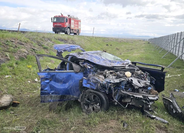 Kars'ta kardeşleri ayıran kaza: Direksiyon hakimiyetini kaybetti şarampole yuvarlandı