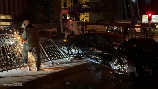 Şişli’de feci kaza: Lüks otomobil demir korkuluklara çarptı