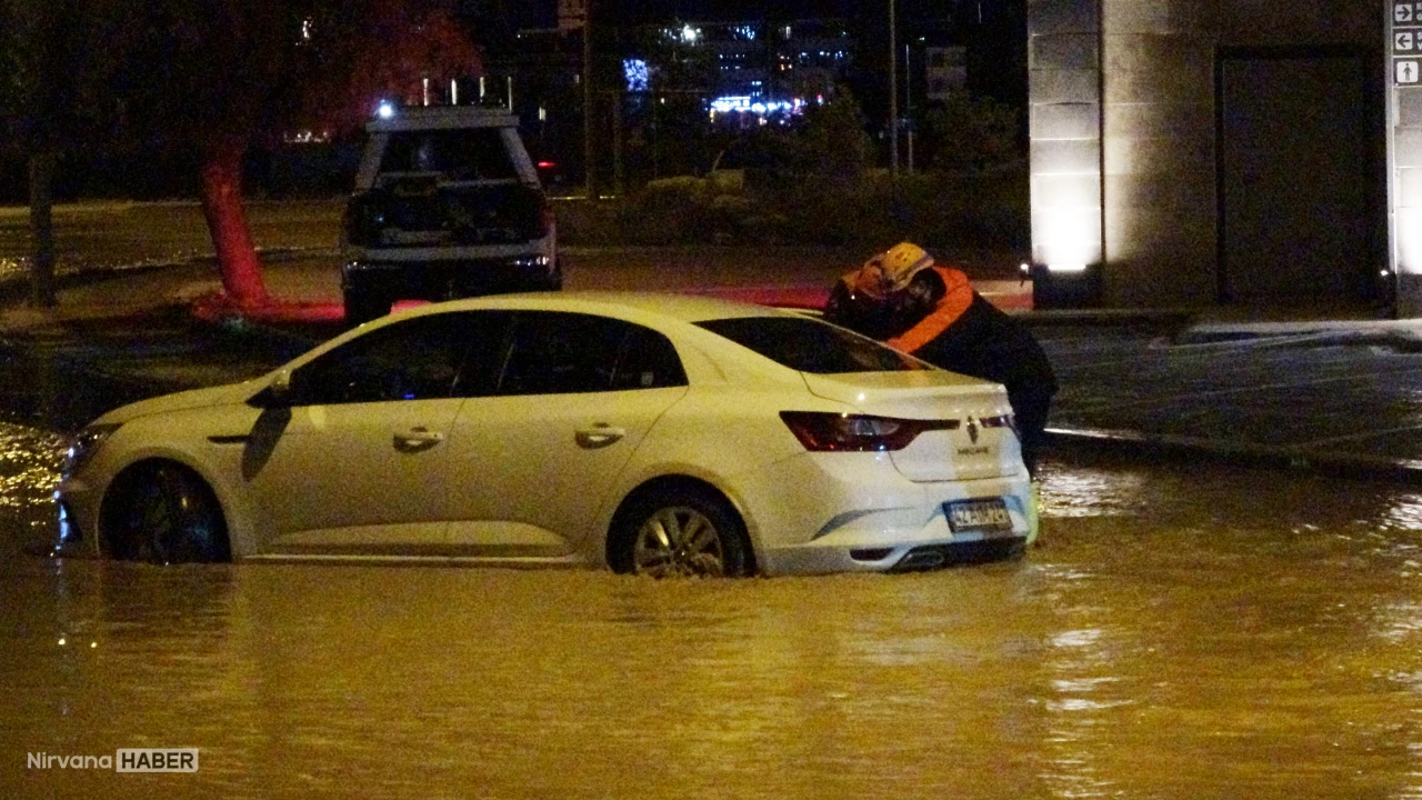 Konya'da şiddetli sağanak yağış: Selçuklu ilçesinde ev ve iş yerlerini su bastı