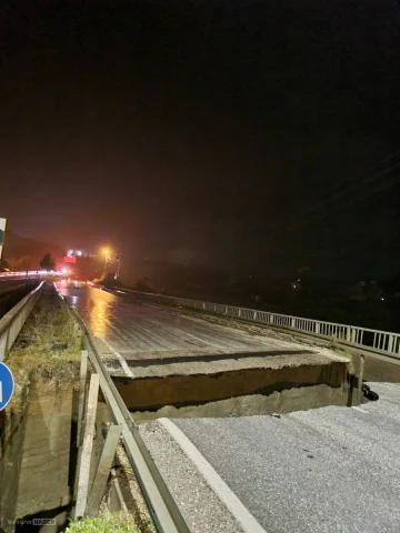 Hatay güne sel felaketiyle uyandı: Araçlar sürüklendi, otoyol köprüsü yıkıldı