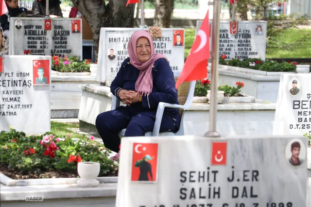 Şehit anneleri, Anneler Günü'nü evlatlarının huzurunda kutladı
