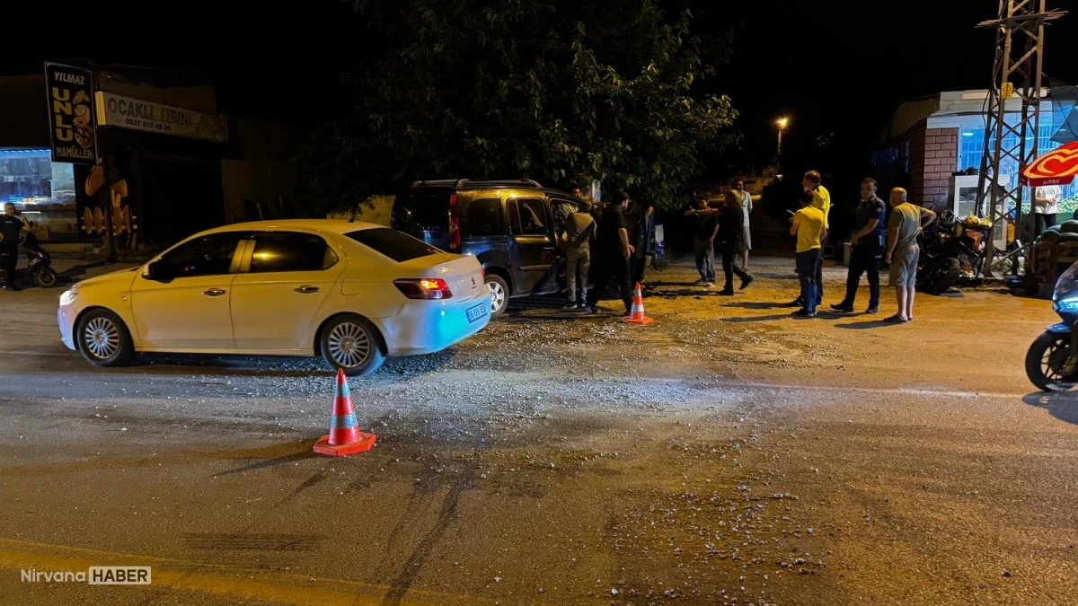 Hatay'da otomobil ile motosikletin çarpıştığı kazada 3 kişi yaralandı