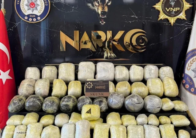 Van’da kamyonda 74 kilo uyuşturucu ele geçirildi: 2 gözaltı