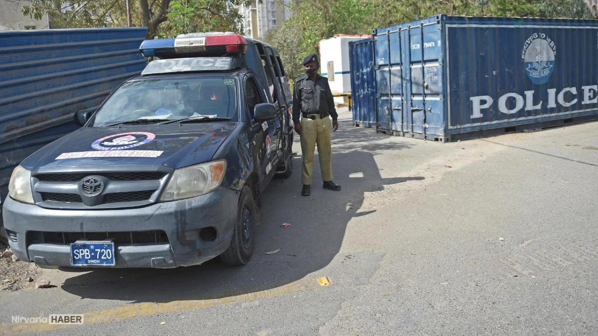 Pakistan’da polis karakoluna bombalı araçla saldırı: 3 polis şehit oldu
