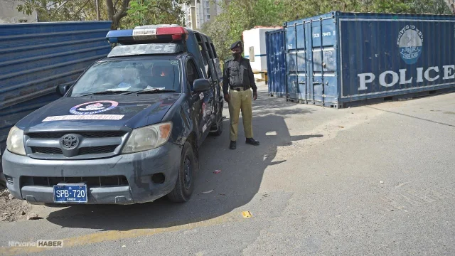Pakistan’da polis karakoluna bombalı araçla saldırı: 3 polis şehit oldu
