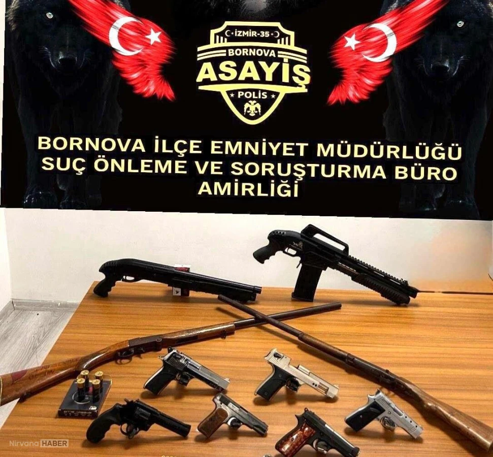 İzmir Bornova’da iki eve baskın: Çok sayıda ruhsatsız silah ele geçirildi