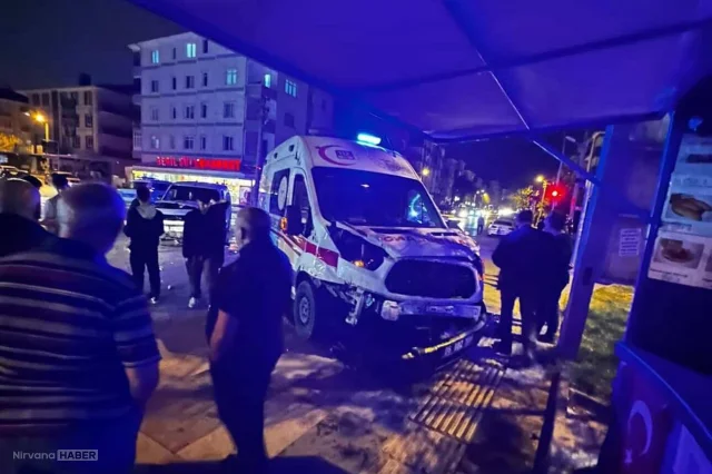 Ankara’da ambulans ile hafif ticari araç çarpıştı: 4 kişi yaralandı