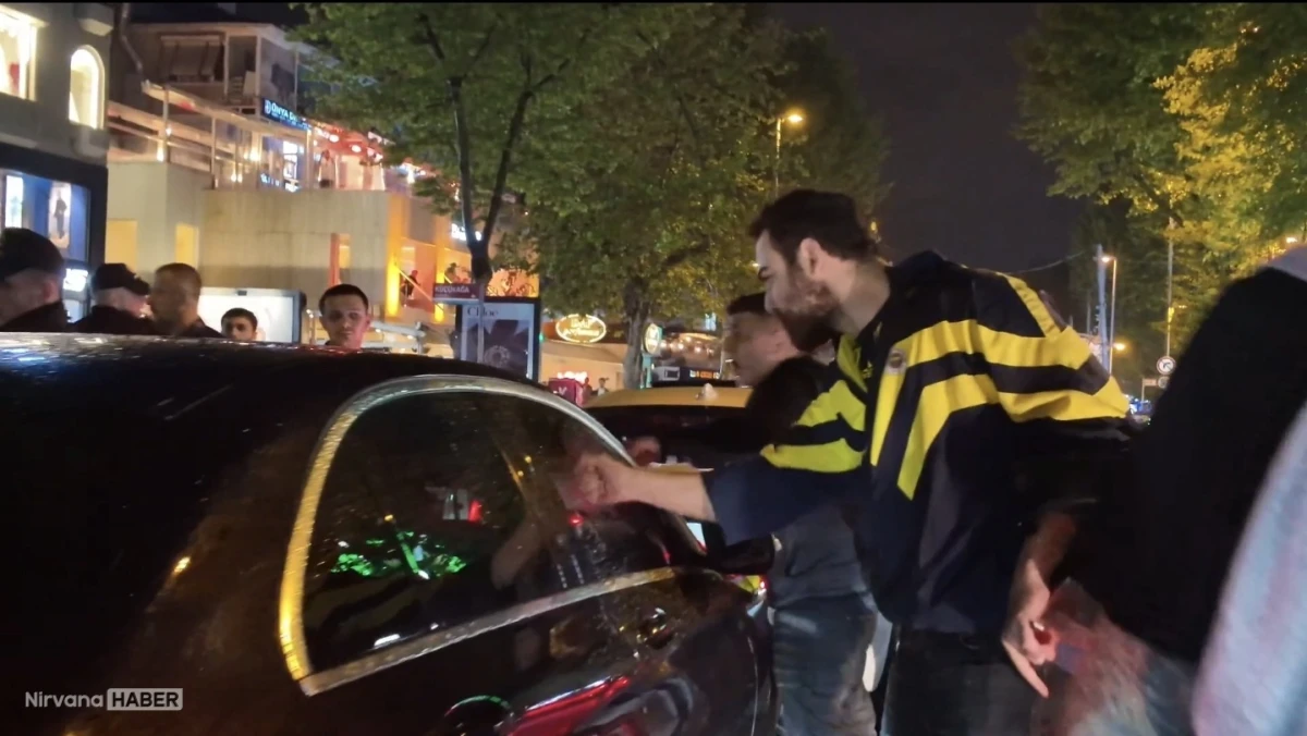 Fenerbahçe taraftarları, Galatasaray taraftarlarına tepki gösterdi