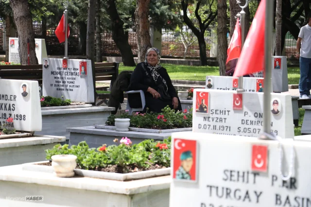 Şehit anneleri, Anneler Günü'nü evlatlarının huzurunda kutladı