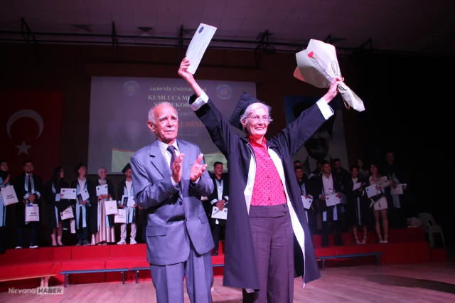 70 yaşında üniversiteyi bitirdi: Diplomasını dekan oğlu verdi