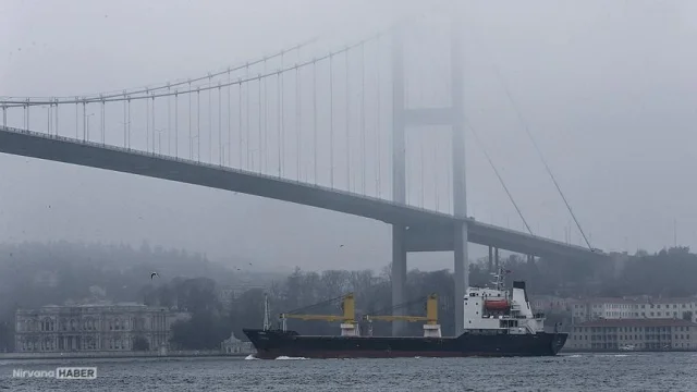 İstanbul Boğazı’nda gemi trafiği askıya alındı