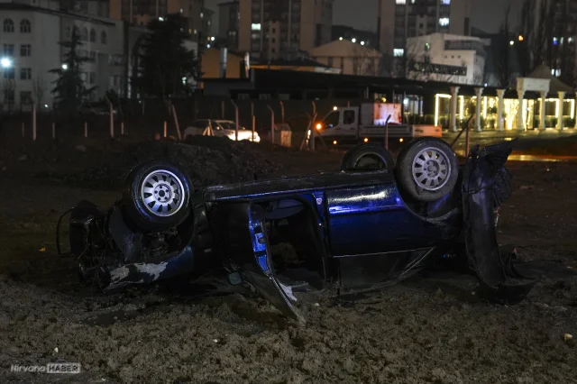 Başkent'te bariyer ve direğe çarpan sürücü hayatını kaybetti