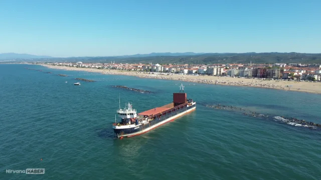 Sakarya'da karaya oturan gemi yeniden yüzdürüldü