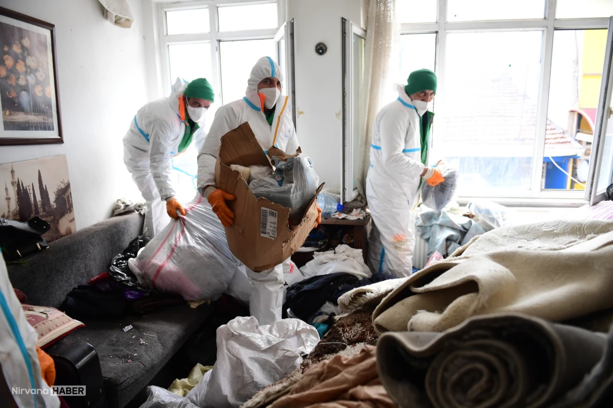 Bursa'da mahkeme kararıyla boşaltılan evden 4 kamyon atık çıkarıldı