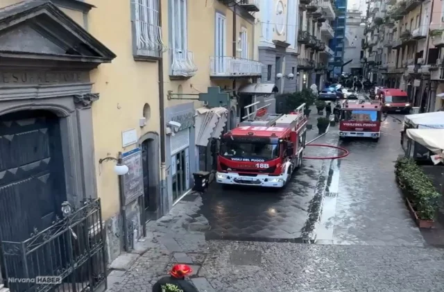 İtalya'da korkutan yangın: Tarihi Sannazaro tiyatrosu’nda hasar
