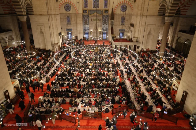 Süleymaniye Camii’nde binlerce çocuğun katıldığı iftar programı düzenlendi