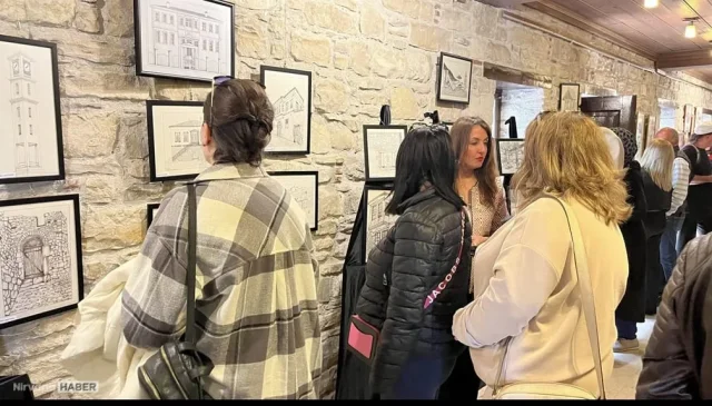 "Dostluk ve Barış" sergisi AKM'de sanatseverlerle buluştu