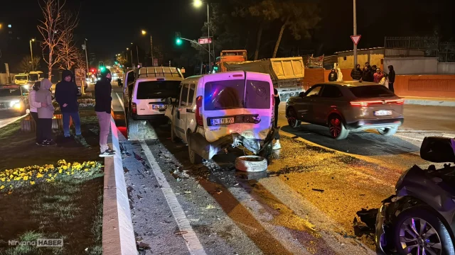 Küçükçekmece'de zincirleme trafik kazasında 2 kişi yaralandı