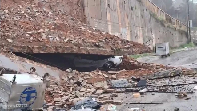 Maltepe'de ortaokulun 7 metrelik istinat duvarı çöktü