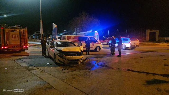 Erzincan’da kavşakta feci kaza: İki otomobil kafa kafaya çarpıştı