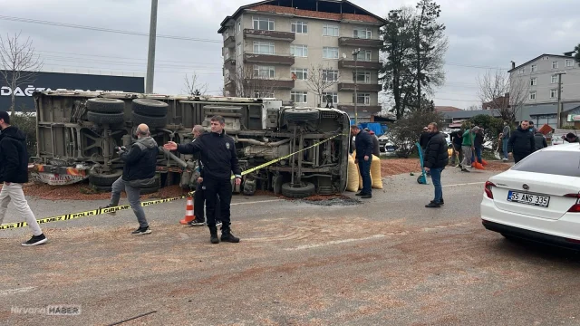Samsun-Ordu yolunda kaza: Ambulans devrildi, kamyon yüklü fındıkla çarpıştı