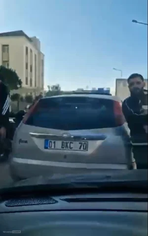 Adana'da trafikte tartıştıkları sürücünün önünü kesip, aracın camını yumrukladılar
