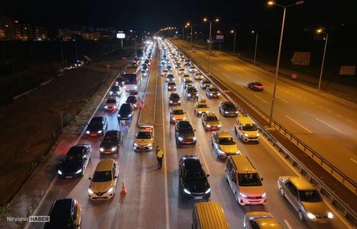Anadolu Otoyolu'nda bayram dönüşü trafik yoğunluğu başladı