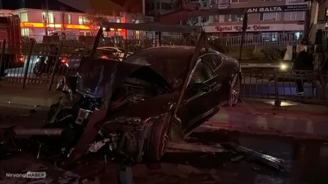 Şişli’de feci kaza: Lüks otomobil demir korkuluklara çarptı