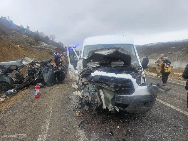 Gümüşhane'de servis minibüsü ile otomobil çarpıştı: 1 ölü, 9 yaralı