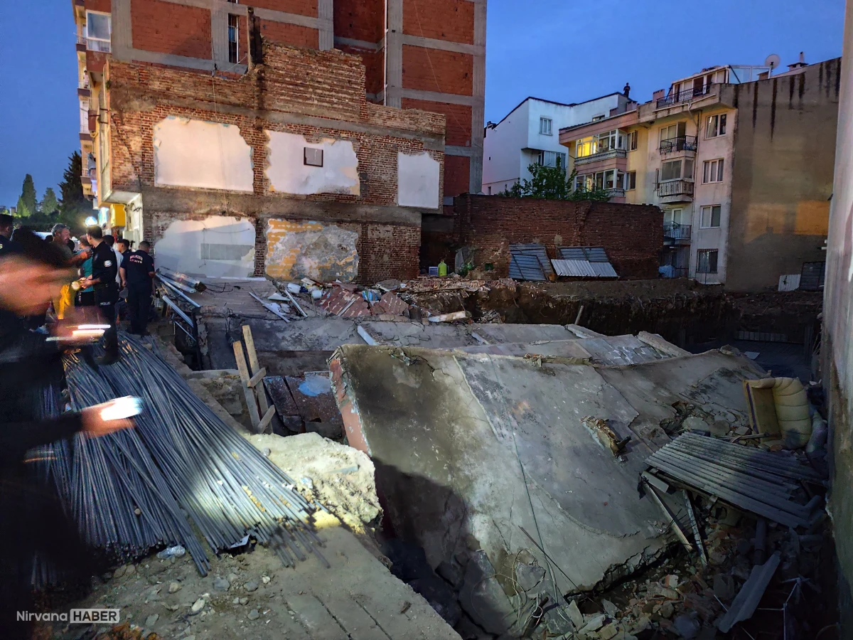 Balıkesir Erdek’te temel kazısı yapılan inşaatın yanındaki 3 katlı bina yıkıldı