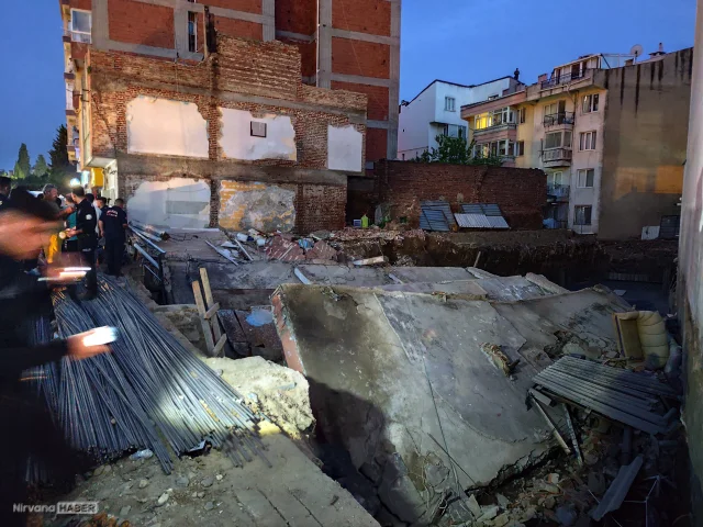 Balıkesir Erdek’te temel kazısı yapılan inşaatın yanındaki 3 katlı bina yıkıldı