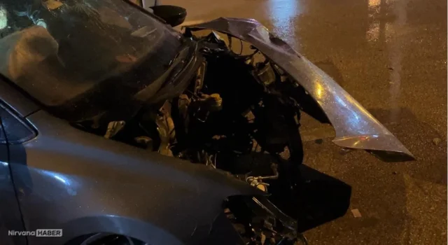 Refüje ve bariyerlere çarpan otomobilin motoru yerinden çıktı