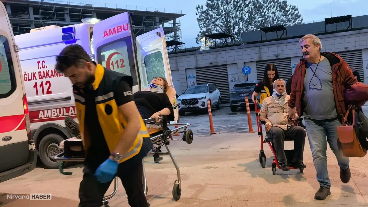 İnegöl'de korkutan kaza: Beton mikseri tur minibüsüne çarptı