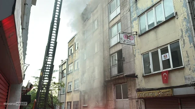 Fatih'te iş hanında yangın paniği: Bir kişi yaralandı