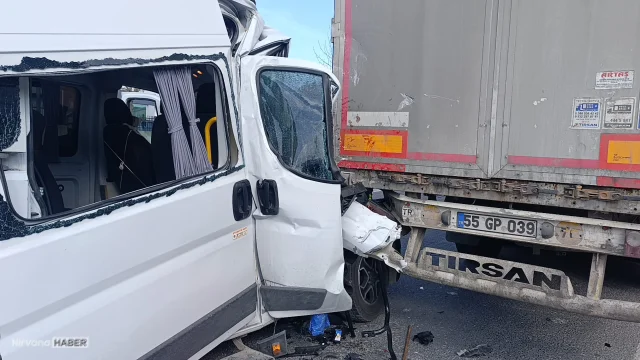 Tekirdağ Çerkezköy’de işçi servisi tırla çarpıştı