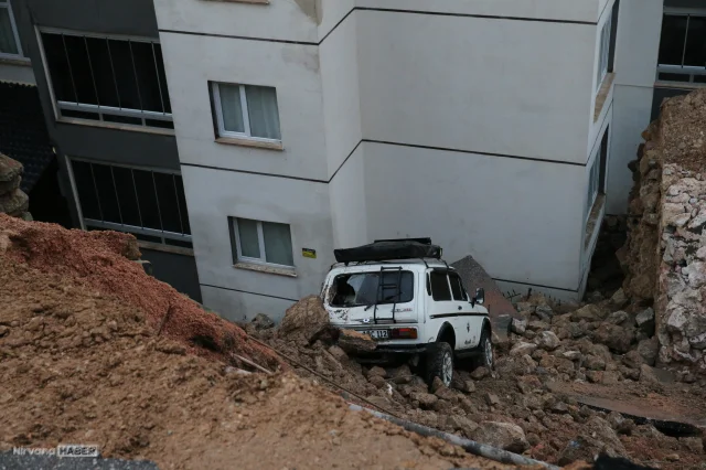 Tokat'ta sağanak yağış sonrası bir sitede istinat duvarı çöktü