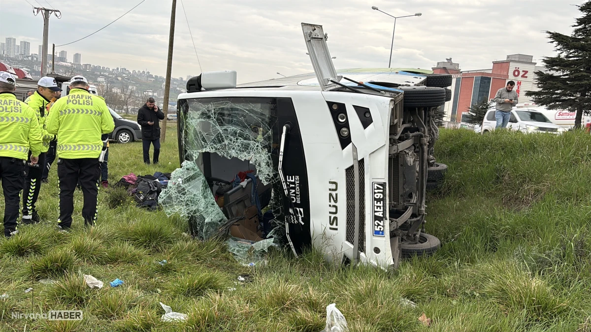 Samsun'da öğrencilerin bulunduğu midibüs kaza yaptı