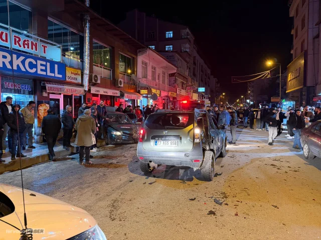 Elazığ'da park halindeki otomobil ile SUV çarpıştı