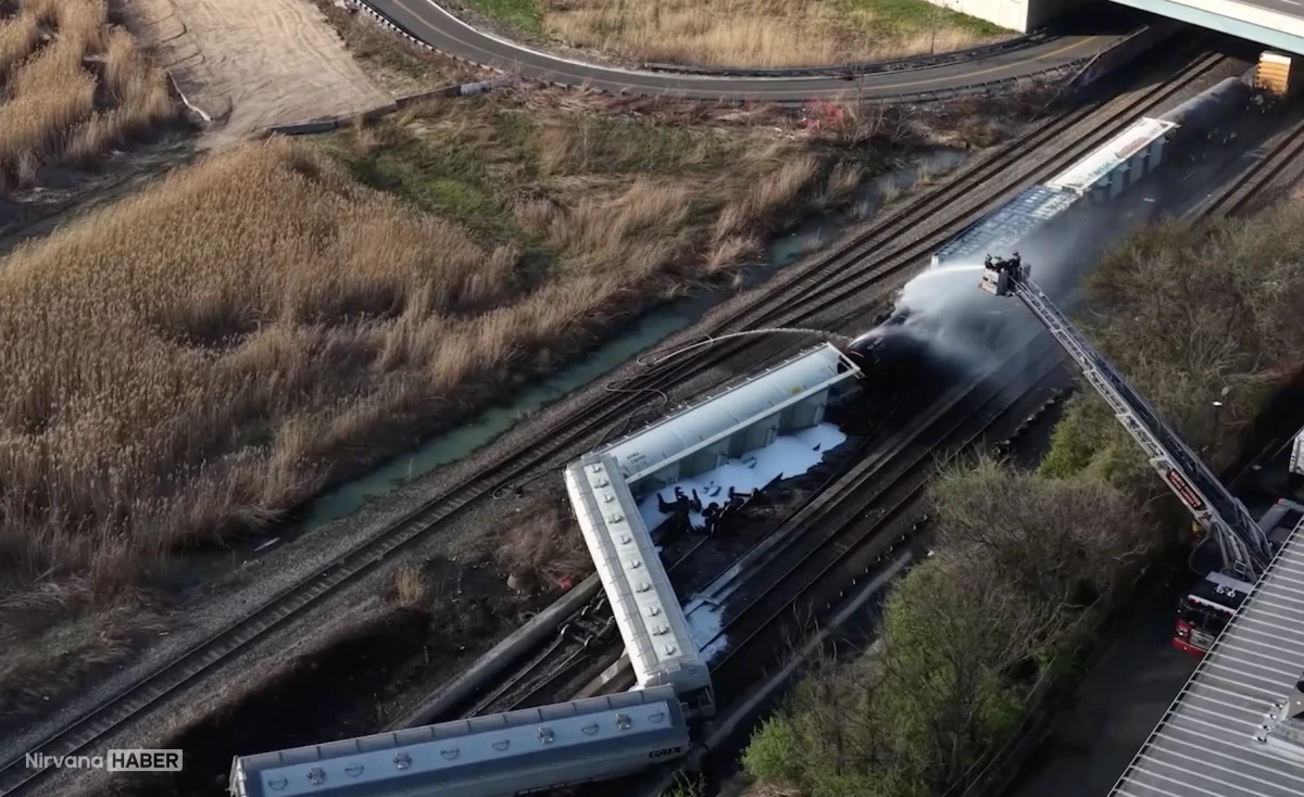 ABD’de tren kazası: 13 vagon raydan çıktı, kimyasal sızıntı alarmı