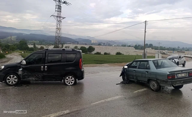 Sinop'ta korkutan kaza: Otomobil ve hafif ticari araç çarpıştı
