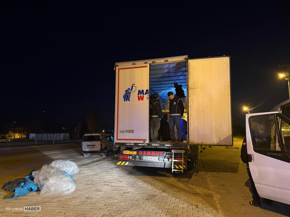 Tokat'ta TIR'ın dorsesinde kaçak göçmen yakalandı